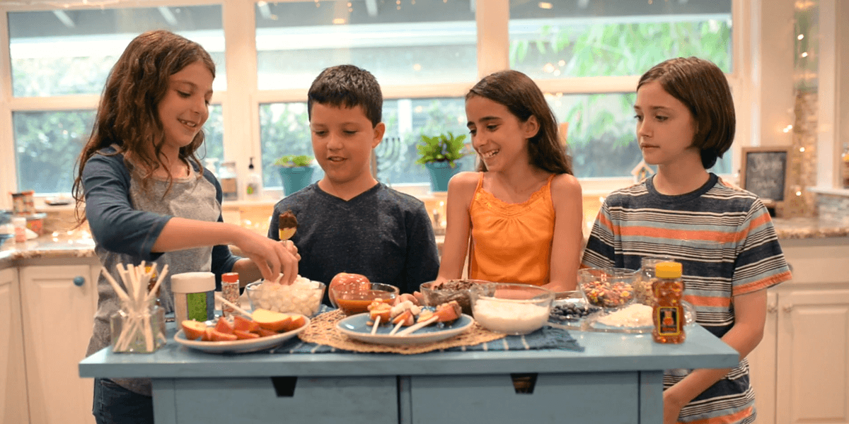 Kids Bake Apple Pops for Rosh Hashanah